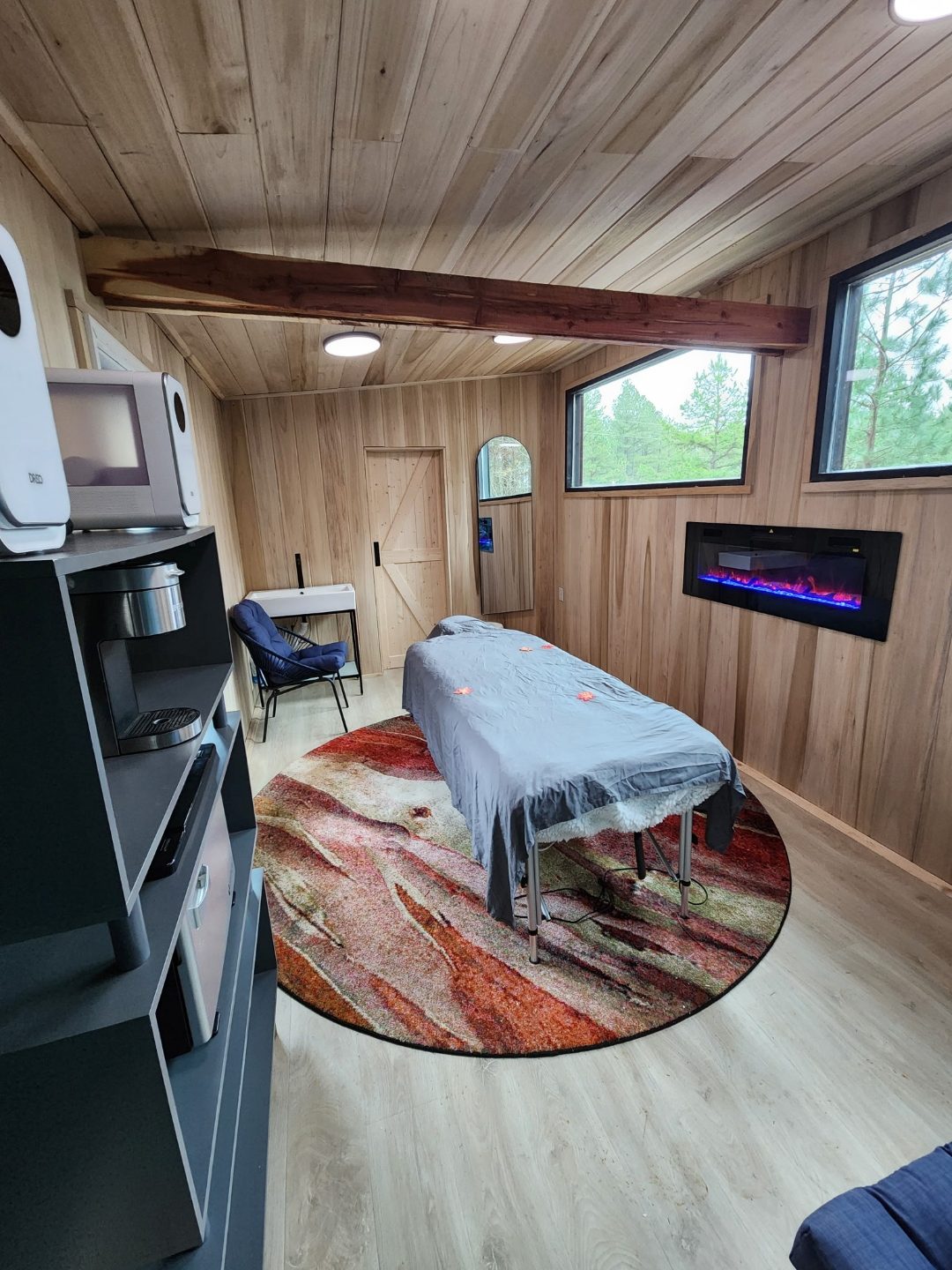 Studio living space with kitchenette at the Spa King Cabin